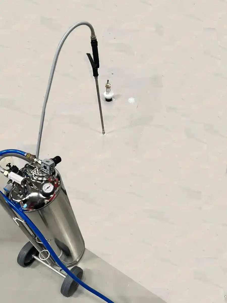 Professionelles Druckschaumgerät für Dämmschichtdesinfektion nach einem Wasserschaden in Augsburg