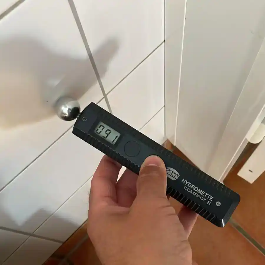 Erstmaßnahmen Wasserschaden Augsburg - schnelle und zerstörungsfreie Bestimmung der Materialfeuchte - kapazitive Feuchtemessung