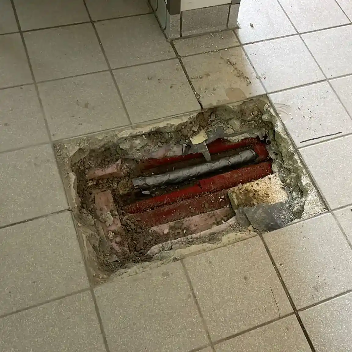 Rohrbruch unter Estrich Leckortung München zerstörungsarm